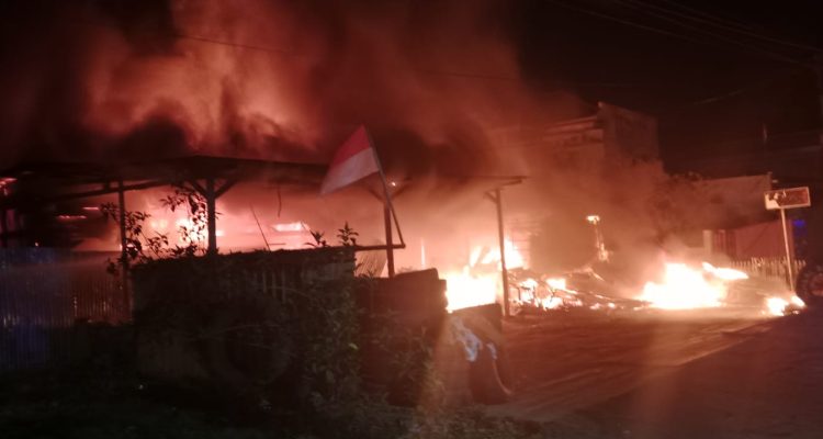Kebakaran tiga unit rumah bersama satu motor di Jalan Gak, Kelurahan Bambu Pemali dini hari tadi – Surya Papua/IST