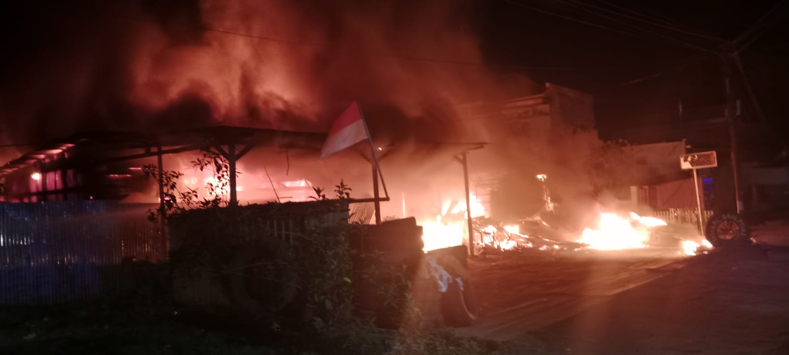 Kebakaran tiga unit rumah bersama satu motor di Jalan Gak, Kelurahan Bambu Pemali dini hari tadi – Surya Papua/IST