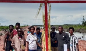 Penancapan salib merah sekaligus sasi adat oleh salah satu marga di Kampung Nakias – Surya Papua/IST