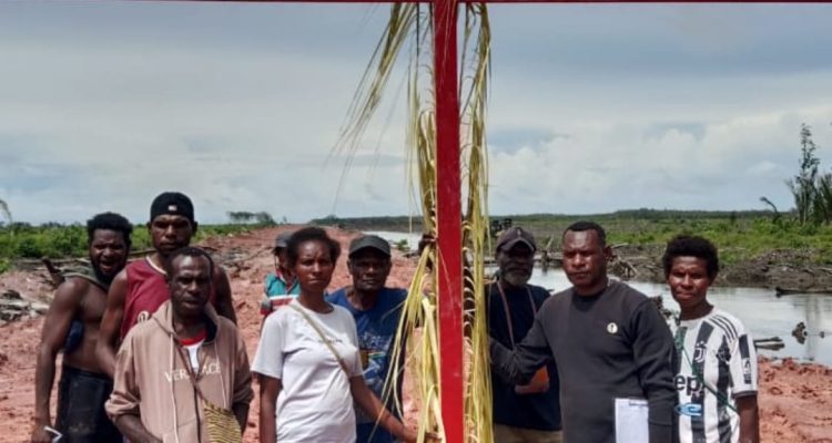Penancapan salib merah sekaligus sasi adat oleh salah satu marga di Kampung Nakias – Surya Papua/IST