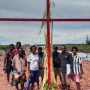 Penancapan salib merah sekaligus sasi adat oleh salah satu marga di Kampung Nakias – Surya Papua/IST