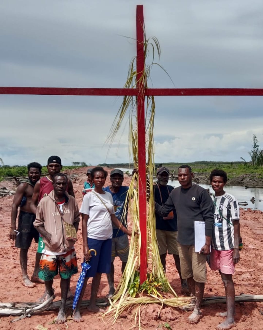 Penancapan salib merah sekaligus sasi adat oleh salah satu marga di Kampung Nakias – Surya Papua/IST