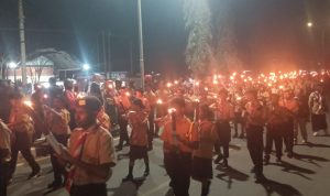 Pangdam XXIV-Mandala Trikora, Mayjen TI Frits Wilem Rizard Pelamonia sedang menyalahkan obor – Surya Papua/IST