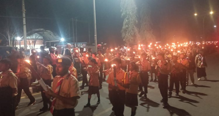 Pangdam XXIV-Mandala Trikora, Mayjen TI Frits Wilem Rizard Pelamonia sedang menyalahkan obor – Surya Papua/IST