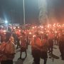 Pangdam XXIV-Mandala Trikora, Mayjen TI Frits Wilem Rizard Pelamonia sedang menyalahkan obor – Surya Papua/IST