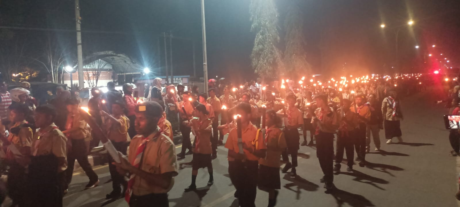 Pangdam XXIV-Mandala Trikora, Mayjen TI Frits Wilem Rizard Pelamonia sedang menyalahkan obor – Surya Papua/IST