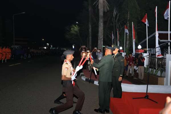 Pangdam XXIV-Mandala Trikora, Mayjen TI Frits Wilem Rizard Pelamonia sedang menyalahkan obor – Surya Papua/IST