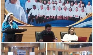 Kepala Sekolah SMP YPPK Yohanes XXIII bersama orangtua saat pertemuan tadi pagi – Surya Papua/Frans Kobun