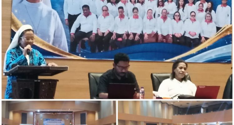 Kepala Sekolah SMP YPPK Yohanes XXIII bersama orangtua saat pertemuan tadi pagi – Surya Papua/Frans Kobun