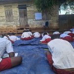 Anak didik di SD Yodom, Kabupaten Mappi yang sedang mengikuti kegiatan belajar mengajar dengan beralaskan terpal- Surya Papua/IST