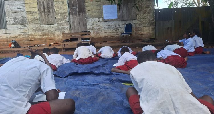 Anak didik di SD Yodom, Kabupaten Mappi yang sedang mengikuti kegiatan belajar mengajar dengan beralaskan terpal- Surya Papua/IST