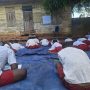 Anak didik di SD Yodom, Kabupaten Mappi yang sedang mengikuti kegiatan belajar mengajar dengan beralaskan terpal- Surya Papua/IST