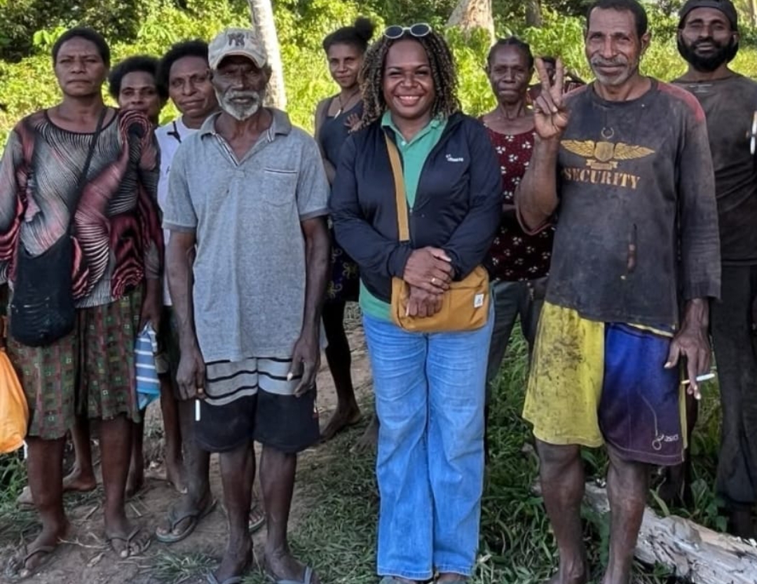 Anggota DPR Provinsi Papua Selatan, Suphia Lusiana Kwamtaghai foto bersama masyarakat setempat – Surya Papua/IST