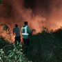 Aparat kepolisian bersama petugas damkar sedang berusaha melakukan pemadaman lahan yang terbakar – Surya Papua/IST