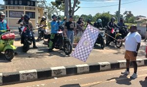 touring 1 Sesepuh KSC Papua Selatan, Romanus Mbaraka saat melepas peserta touring di Libra – Surya Papua/Frans Kobun