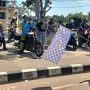 Sesepuh KSC Papua Selatan, Romanus Mbaraka saat melepas peserta touring di Libra – Surya Papua/Frans Kobun