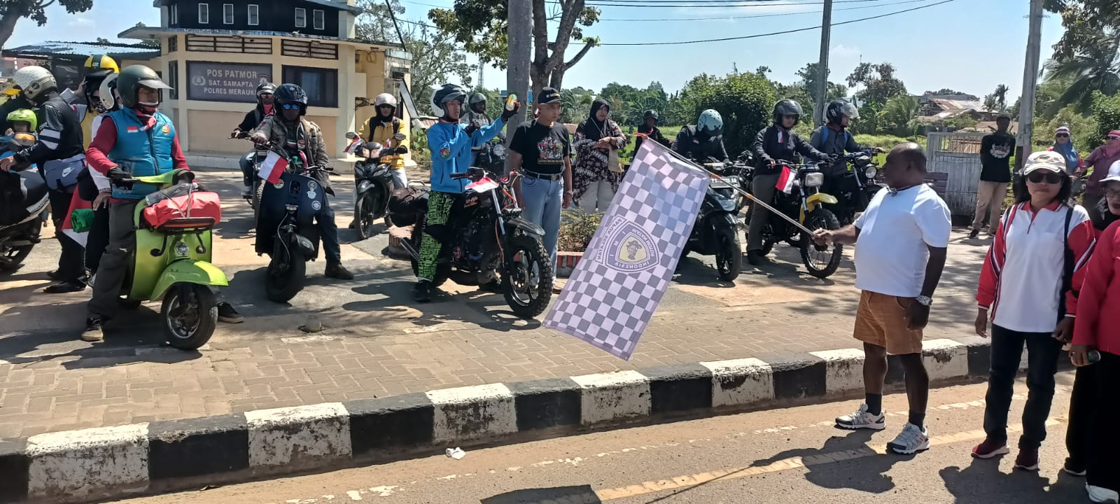 Sesepuh KSC Papua Selatan, Romanus Mbaraka saat melepas peserta touring di Libra – Surya Papua/Frans Kobun