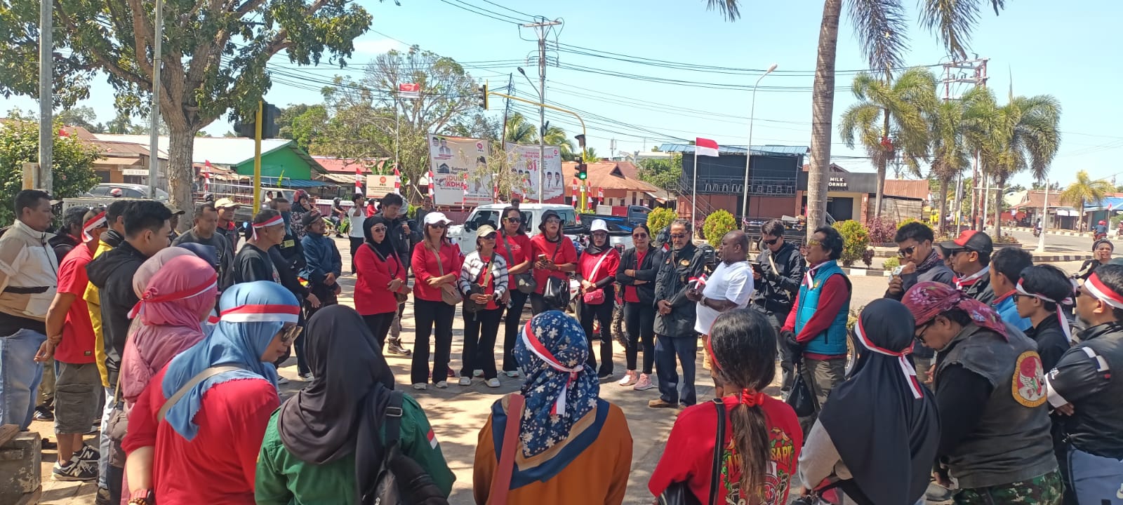 Doa bersama dengan Romanus Mbaraka sebelum touring ke Jembatan Tamulik-Okaba – Surya Papua/Frans Kobun