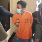 Tersangka pembunuhan korban yang digiring usai Kapolres Merauke memberikan keterangan pers – Surya Papua/Frans Kobun