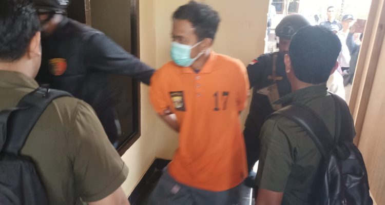 Tersangka pembunuhan korban yang digiring usai Kapolres Merauke memberikan keterangan pers – Surya Papua/Frans Kobun
