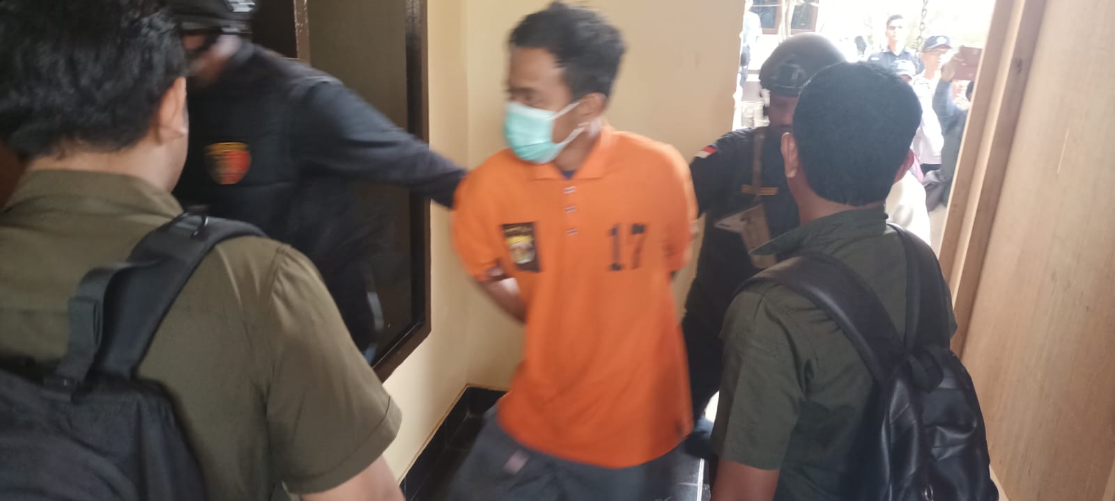 Tersangka pembunuhan korban yang digiring usai Kapolres Merauke memberikan keterangan pers – Surya Papua/Frans Kobun