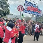 Bupati Merauke, Yoseph Bladib Gebze bersama sejumlah pejabat melepas peserta karnaval – Surya Papua/Frans Kobun