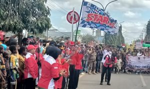 tumpah 5 Bupati Merauke, Yoseph Bladib Gebze bersama sejumlah pejabat melepas peserta karnaval – Surya Papua/Frans Kobun