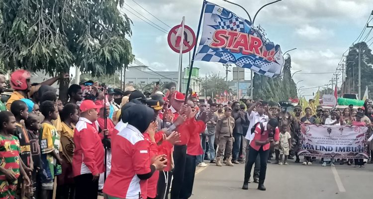 Bupati Merauke, Yoseph Bladib Gebze bersama sejumlah pejabat melepas peserta karnaval – Surya Papua/Frans Kobun