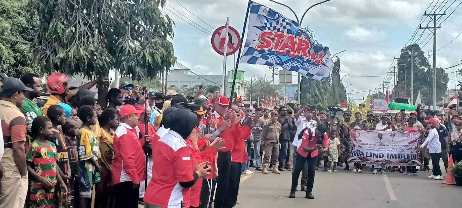 Bupati Merauke, Yoseph Bladib Gebze bersama sejumlah pejabat melepas peserta karnaval – Surya Papua/Frans Kobun