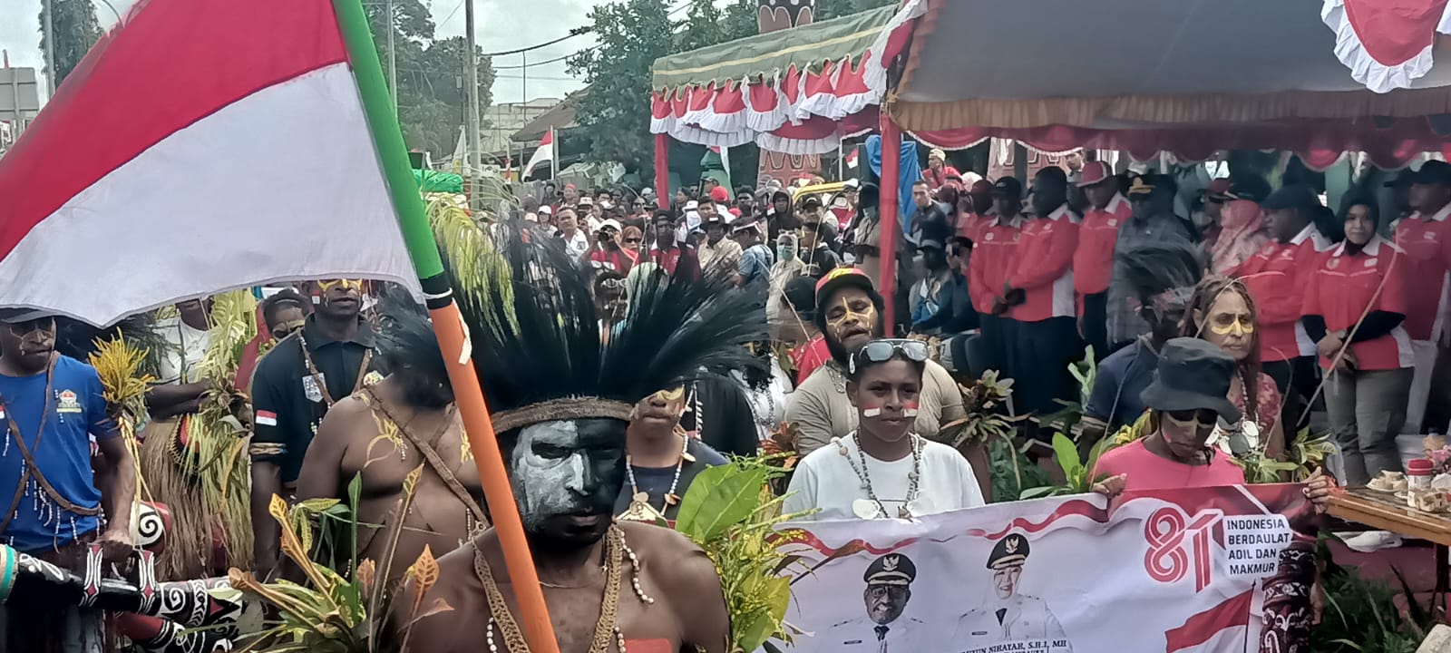 Para peserta karnaval siap berjalan menuju KantorBupati Merauke – Surya Papua/Frans Kobun