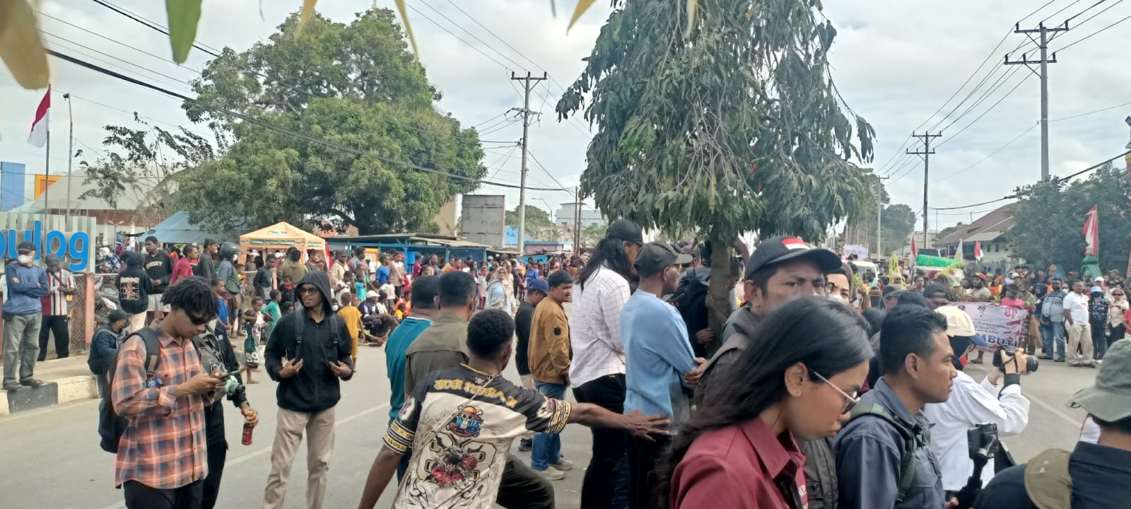 Masyarakat yang membludak saat pelaksanaan karnaval pembangunan – Surya Papua/Frans Kobun