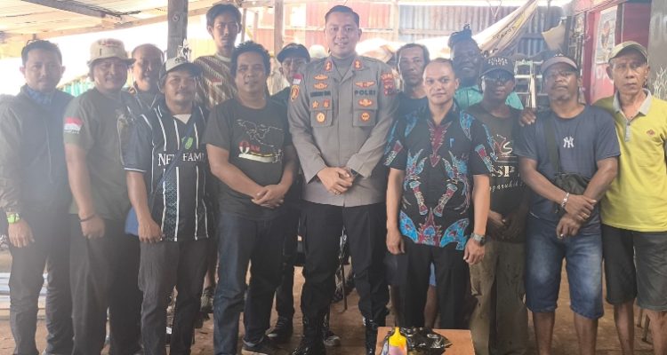 Kapolres Merauke, AKBP Leonardo Yoga foto bersama KSC Papua Selatan – Surya Papua/IST