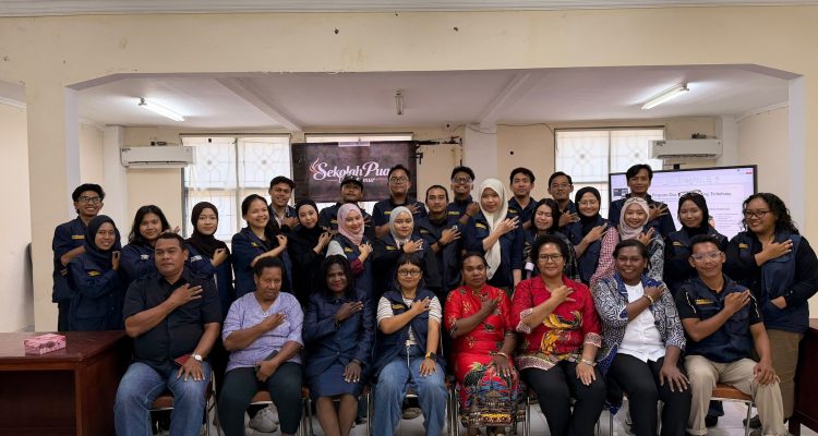 Foto bersama dengan Tim dari Universitas Gadjah Mada (UGM) – Surya Papua/IST
