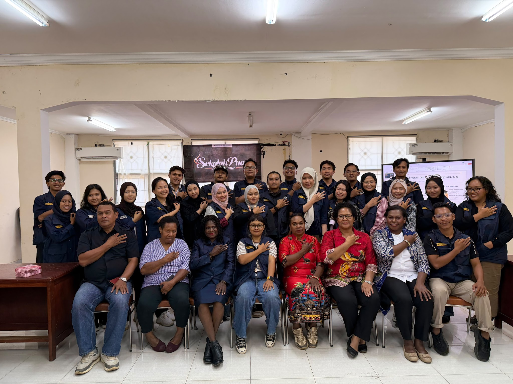 Foto bersama dengan Tim dari Universitas Gadjah Mada (UGM) – Surya Papua/IST