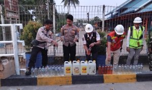 Puluhan liter minuman lokal jenis sopi yang diamankan untuk selanjutnya dilakukan pemusnahan di sekitar area Pelabuhan Merauke- Surya Papua/IST