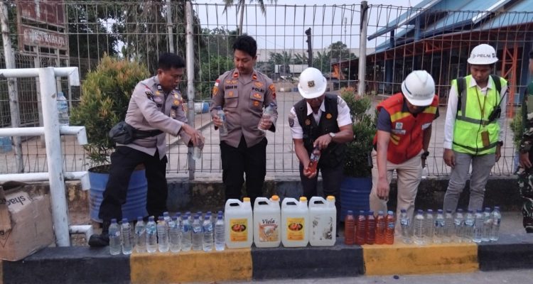 Puluhan liter minuman lokal jenis sopi yang diamankan untuk selanjutnya dilakukan pemusnahan di sekitar area Pelabuhan Merauke- Surya Papua/IST