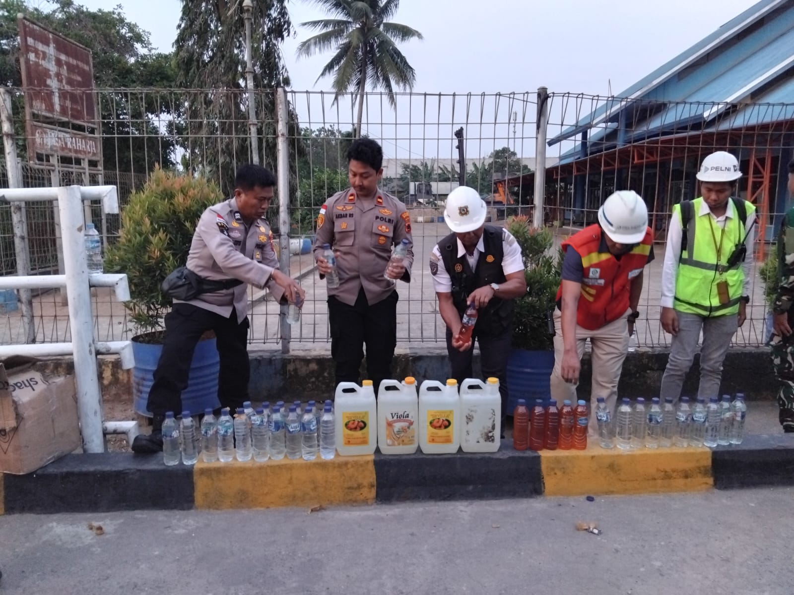 Puluhan liter minuman lokal jenis sopi yang diamankan untuk selanjutnya dilakukan pemusnahan di sekitar area Pelabuhan Merauke- Surya Papua/IST