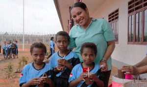 Foto bersama anak-anak usai membersihkan lingkungan di sekolah – Surya Papua/IST