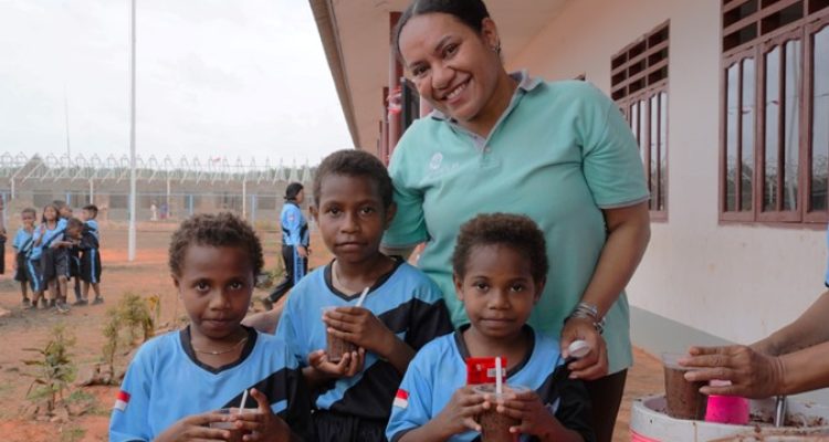 Foto bersama anak-anak usai membersihkan lingkungan di sekolah – Surya Papua/IST
