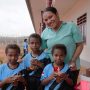Foto bersama anak-anak usai membersihkan lingkungan di sekolah – Surya Papua/IST