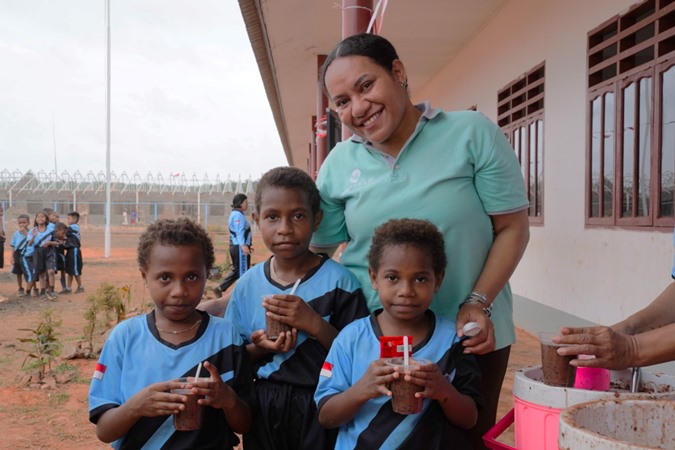 Foto bersama anak-anak usai membersihkan lingkungan di sekolah – Surya Papua/IST