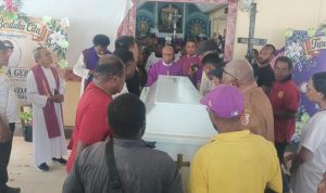 Almarhumah Ibu Adela Gebze saat diturunkan dari mobil untuk masuk ke Gereja Santa Theresia Buti-Merauke- Surya Papua/Frans Kobun