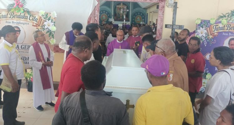 Almarhumah Ibu Adela Gebze saat diturunkan dari mobil untuk masuk ke Gereja Santa Theresia Buti-Merauke- Surya Papua/Frans Kobun