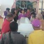 Almarhumah Ibu Adela Gebze saat diturunkan dari mobil untuk masuk ke Gereja Santa Theresia Buti-Merauke- Surya Papua/Frans Kobun