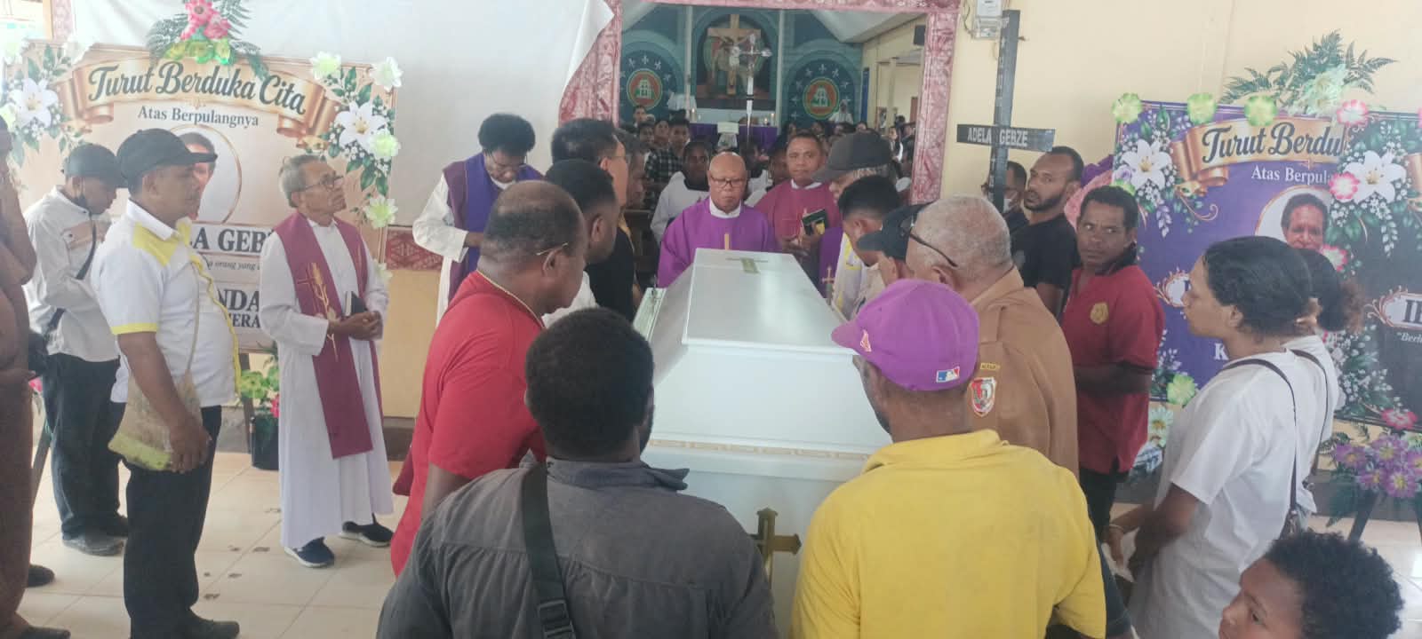 Almarhumah Ibu Adela Gebze saat diturunkan dari mobil untuk masuk ke Gereja Santa Theresia Buti-Merauke- Surya Papua/Frans Kobun
