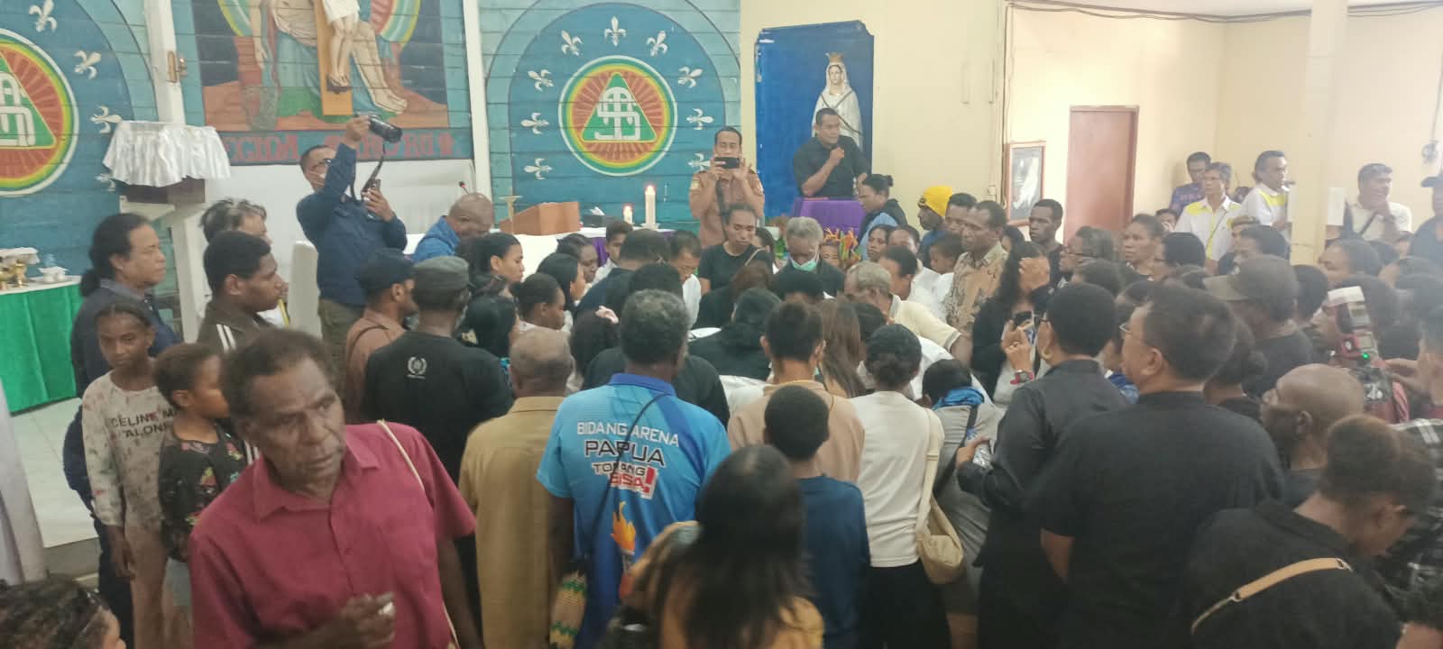 Suasana di depan altar saat perwailan diberikan kesempatan untuk penghormatan kepada almarhumah Ibu Adela Gebze – Surya Papua/Frans Kobun
