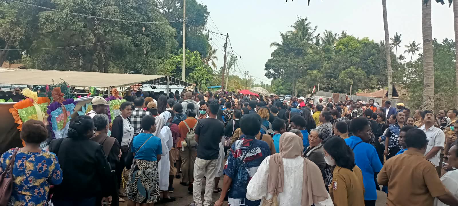 Suasana di keburan keluarga saat almarhumah Ibu Adela Gebze akan dimakamkan – Surya Papua/Frans Kobun