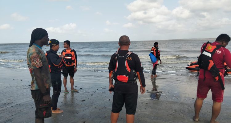 Tim SAR Gabungan yang melakukan operasi pencarian tiga korban di Pulau Moo, Distrik Waan, Kabupaten Merauke – Surya Papua/IST