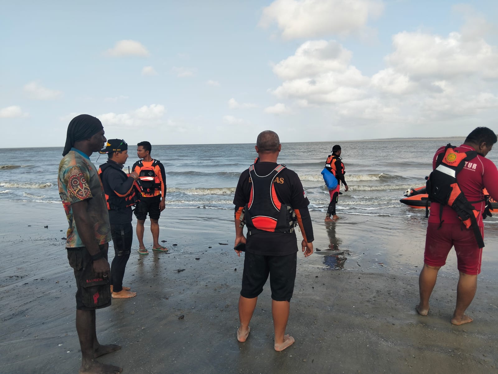 Tim SAR Gabungan yang melakukan operasi pencarian tiga korban di Pulau Moo, Distrik Waan, Kabupaten Merauke – Surya Papua/IST