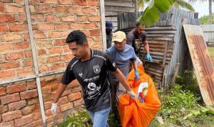 gotong 4 Korban sedang dievakuasi dan dibawa ke kamar mayat RSUD Merauke untuk dilakukan visum – Surya Papua/IST
